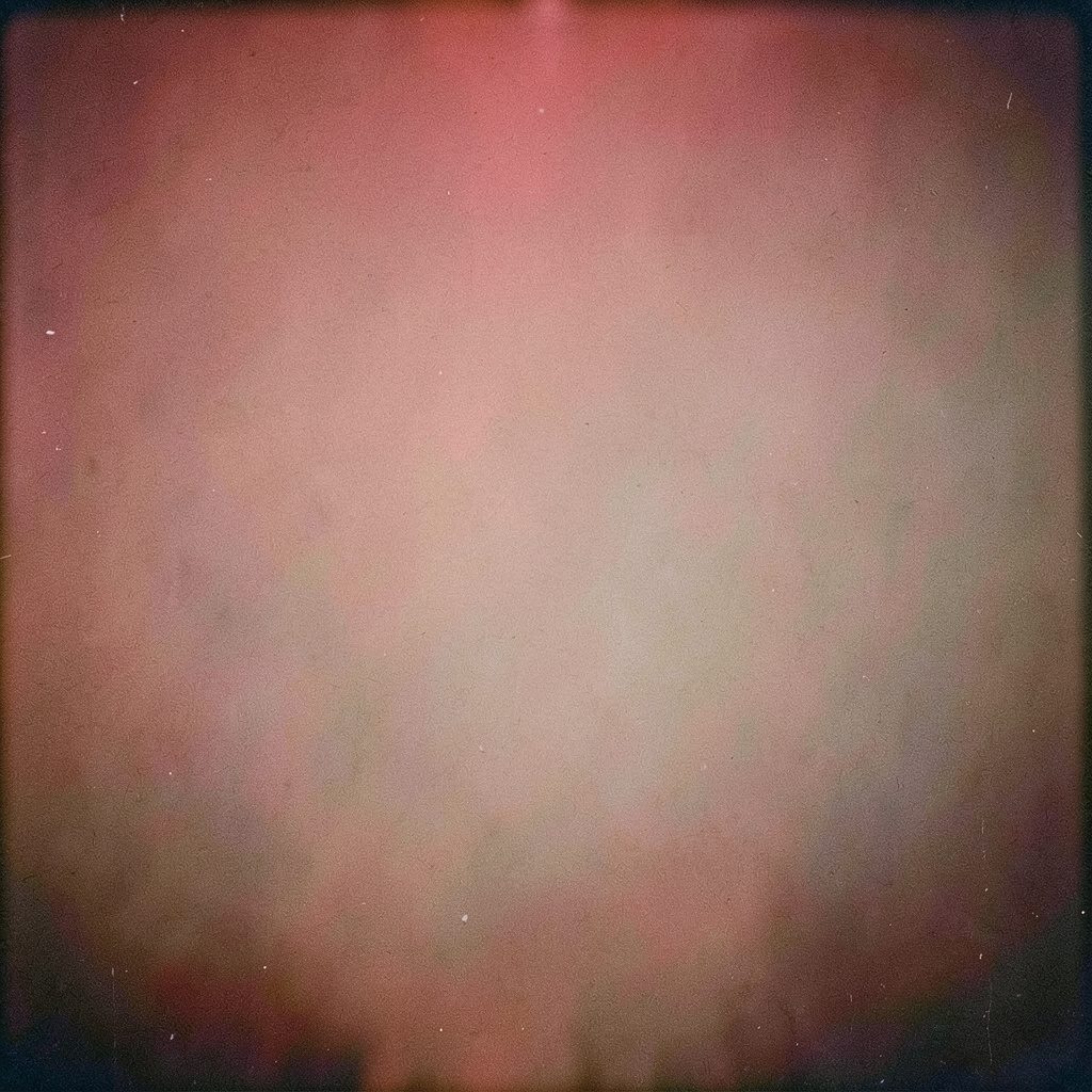 Photographie argentique granuleuse, tons sépia et gris bleuté, atmosphère de plateau ou de tournage.